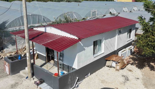Erdemli'de 33 yıldır çatmada yaşayan Fatma Dinç'e muhtar ve gönüllüler ev yaptı