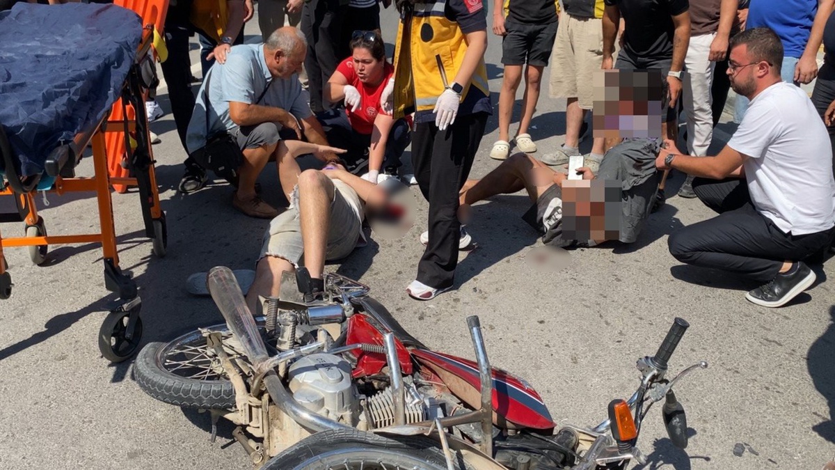 Mersin Erdemli\'de dönüş yapan otomobile çarpan motosikletteki 2 kişi yaralandı
