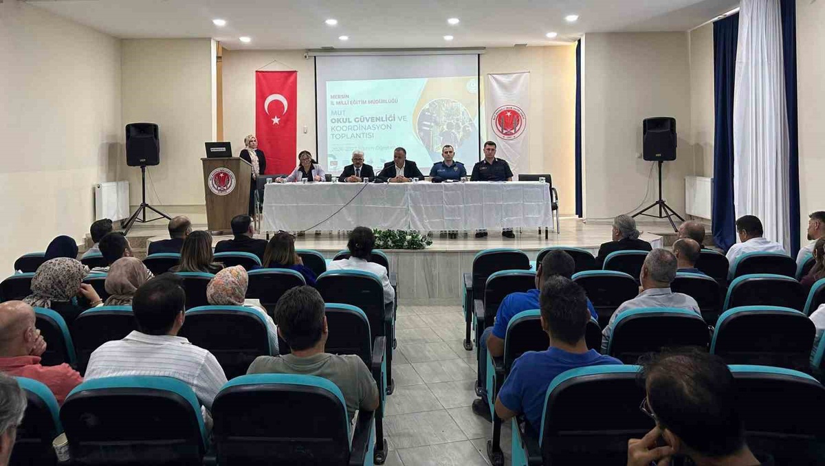Mersin Mut\'ta okul güvenliği için kurumlar Kaymakam Çelikkol başkanlığında toplandı.