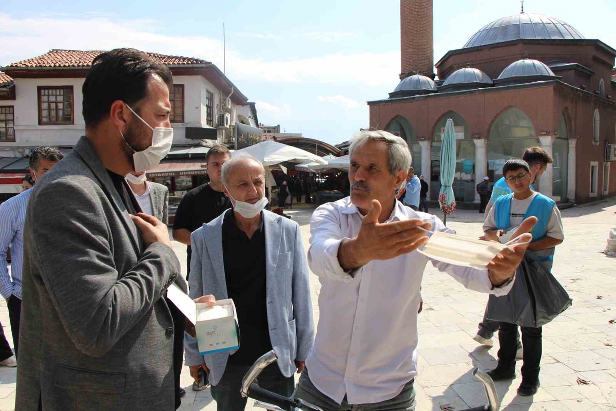 Merzifon\'da içme suyu kazısı tozu sağlığı etkiledi, AK Parti 3 bin maske dağıttı