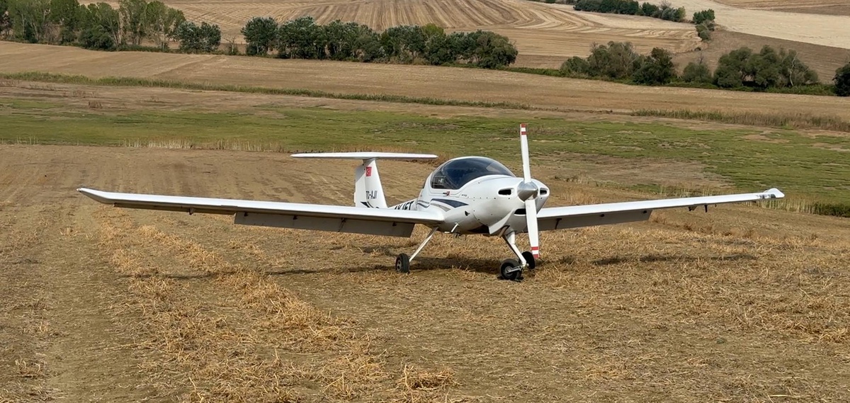 Tekirdağ\'da tarlaya zorunlu iniş: Eğitim uçağında motor arızası, pilotlar sağlıklı
