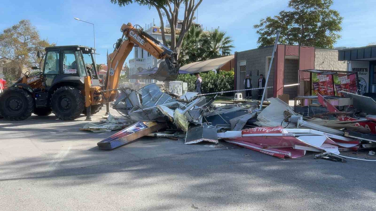 Mudanya Belediyesi usulsüz kullanım gerekçesiyle büfeyi mahkeme kararıyla yıktı