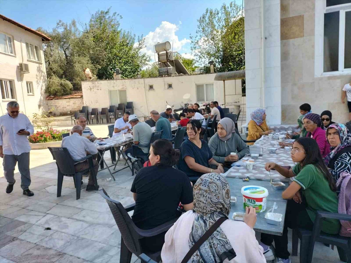 Muğla Köyceğiz\'de 26\'ncı geleneksel aşure etkinliği imece usulüyle düzenlendi