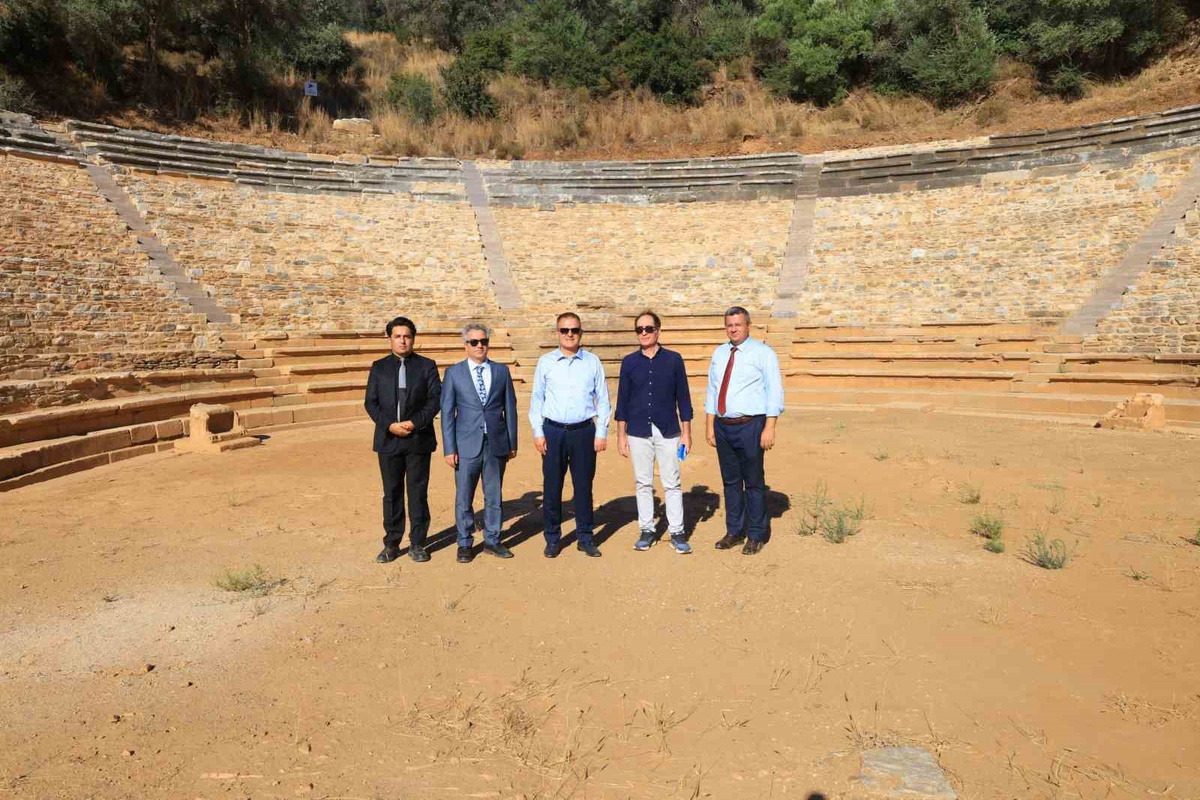 Muğla Valisi Akbıyık, Milas Euromos\'ta kazı ve restorasyon hakkında Kızıl\'dan bilgi aldı