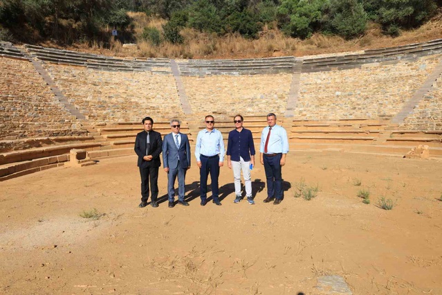 Muğla Valisi Akbıyık, Milas Euromos'ta kazı ve restorasyon hakkında Kızıl'dan bilgi aldı