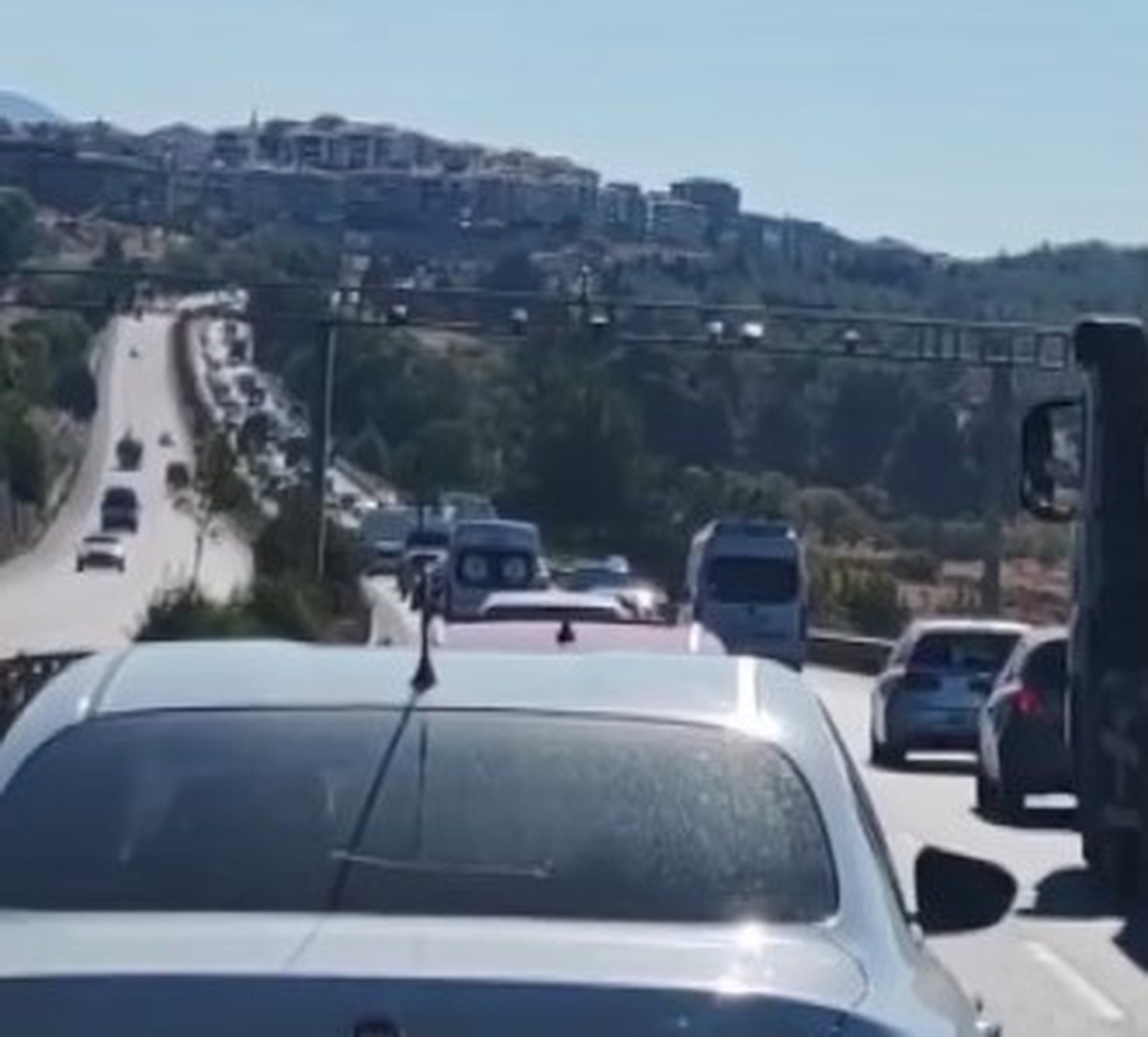 Muğla-Yatağan yolunda 3 araçlı maddi hasarlı kazada Yatağan girişinde kuyruk oluştu