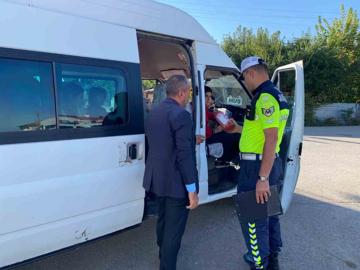 Muş\'ta jandarma okul servislerini denetledi, sürücü ve öğrenciler bilgilendirildi