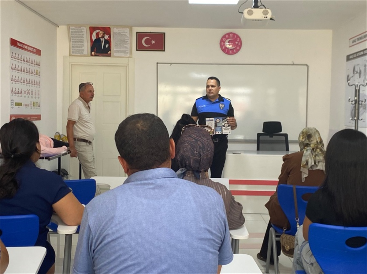 Niğde\'de polis ekipleri dolandırıcılığa karşı broşür dağıtarak vatandaşları bilgilendirdi