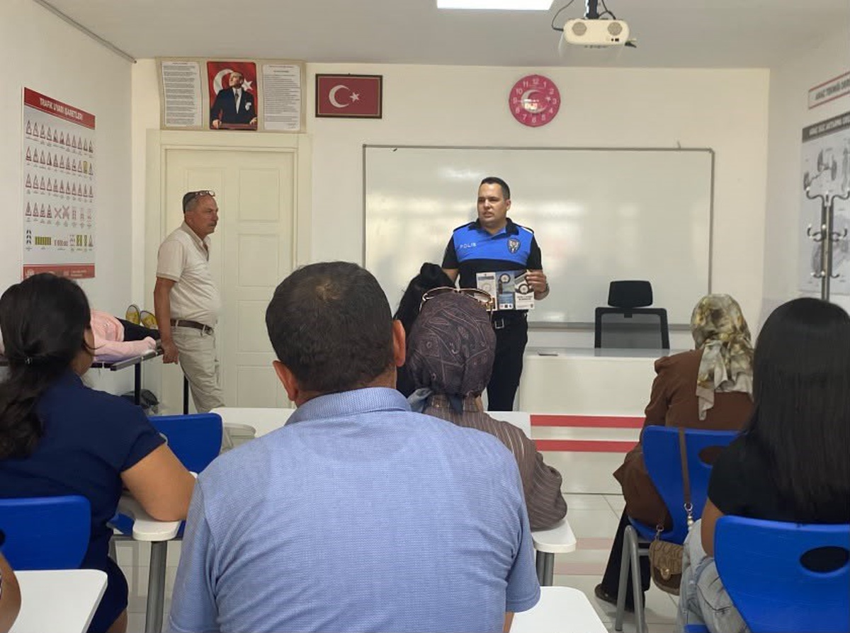 Niğde\'de polis, pazar ve sokakta dolandırıcılığa karşı vatandaşa broşür dağıttı