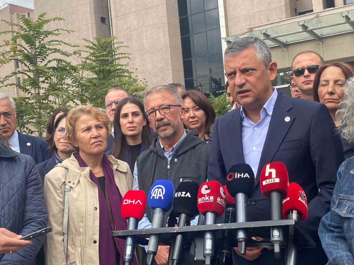 Sıhhiye\'ye gelen Özgür Özel\'in 103 kişinin öldüğü 10 Ekim davasında konuşması bekleniyor.