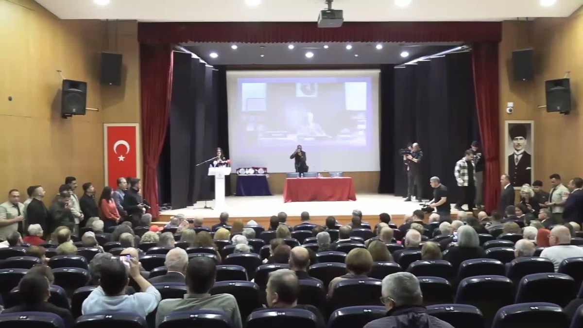 Özgür Özel, Dil Derneği Onur Ödülü\'nü aldı, tutuklu Çankaya Belediye Başkanı\'nı andı