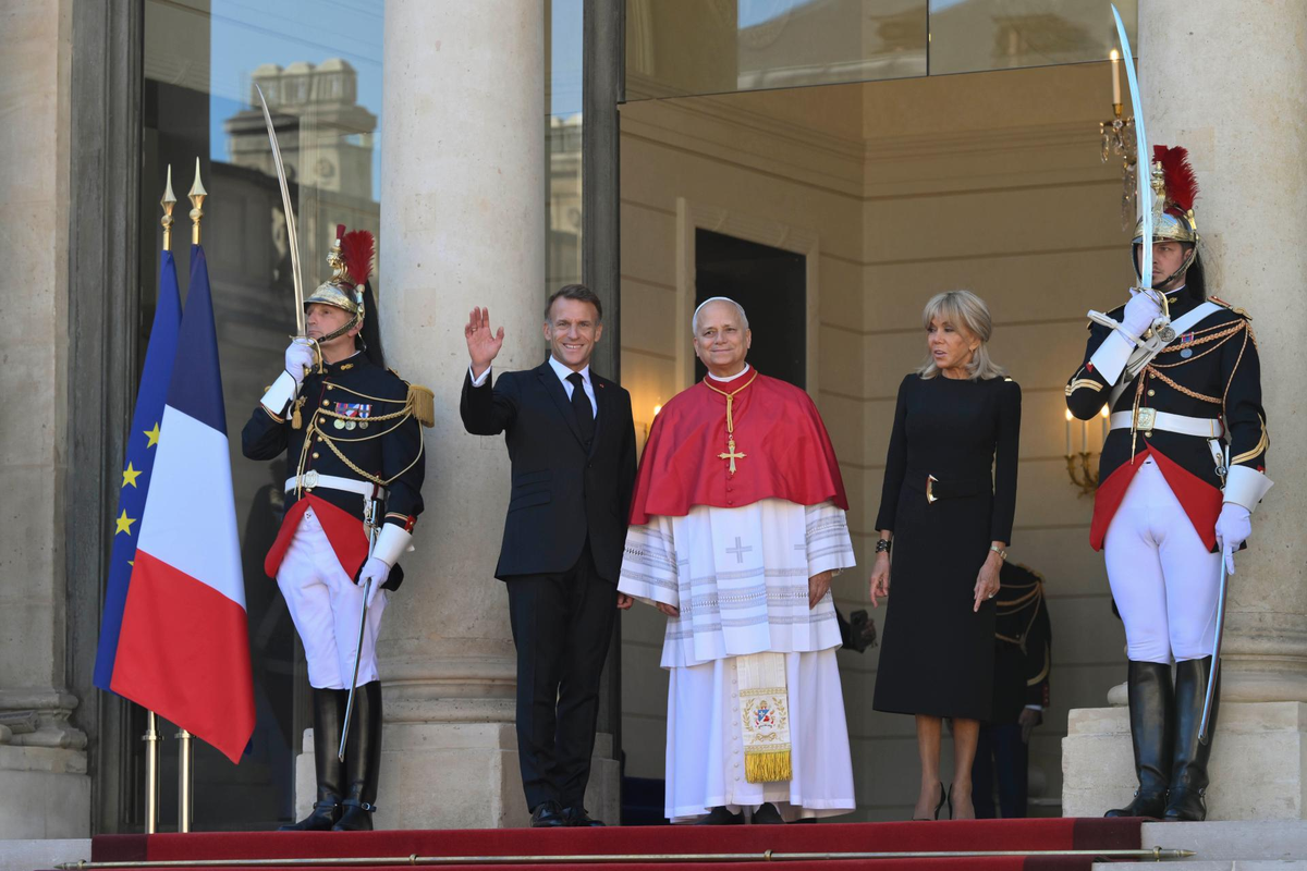Papa 14. Leo, 18 yıl aradan sonra ilk resmi ziyaretinde Fransa\'da Macron\'la görüştü