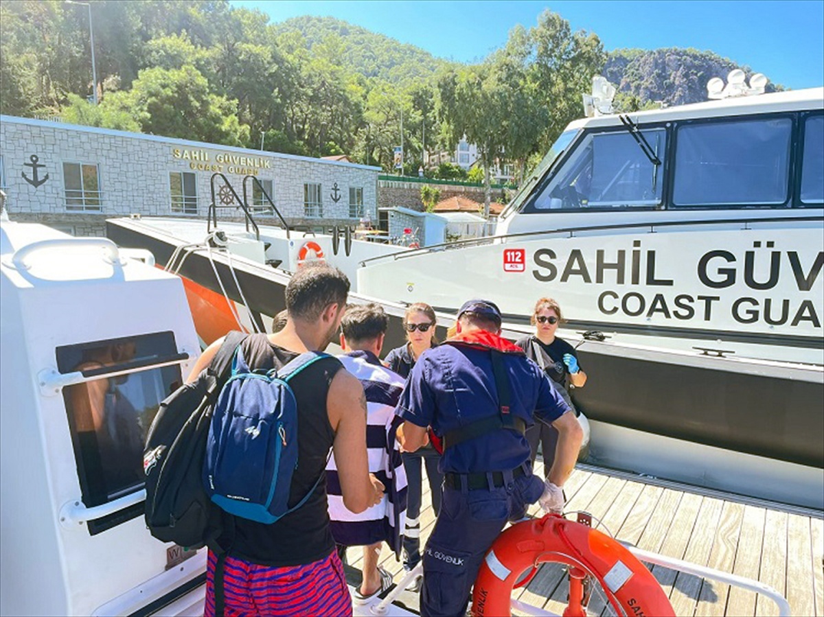 Muğla Fethiye\'de teknelerde yaralanan 2 kişi Sahil Güvenlik botuyla karaya çıkarıldı