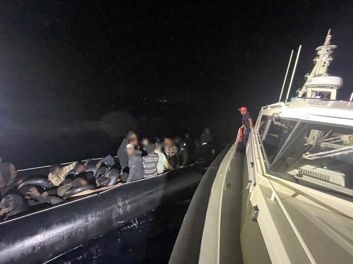 Sahil Güvenlik İzmir açıklarında iki operasyonda 56 düzensiz göçmen yakaladı