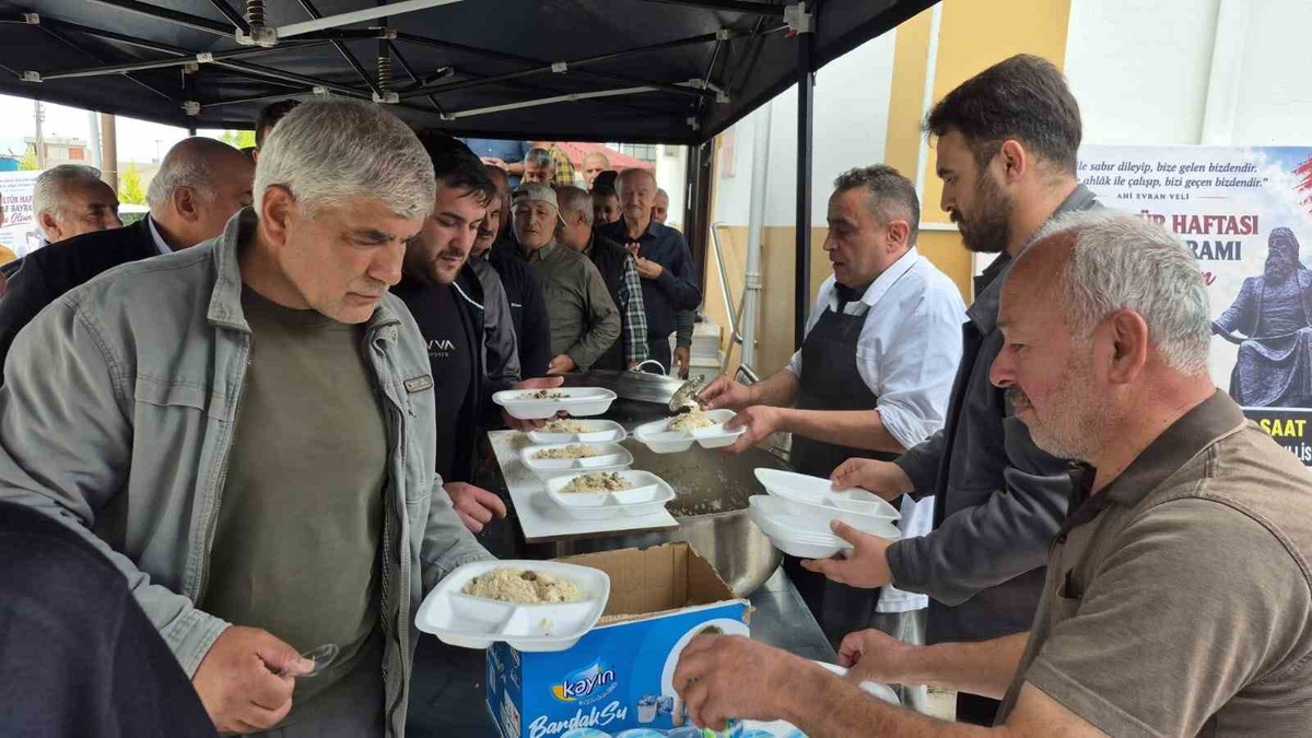 Samsun Alaçam\'da Ahilik Haftası programının ardından etli pilav ve ayran ikram edildi