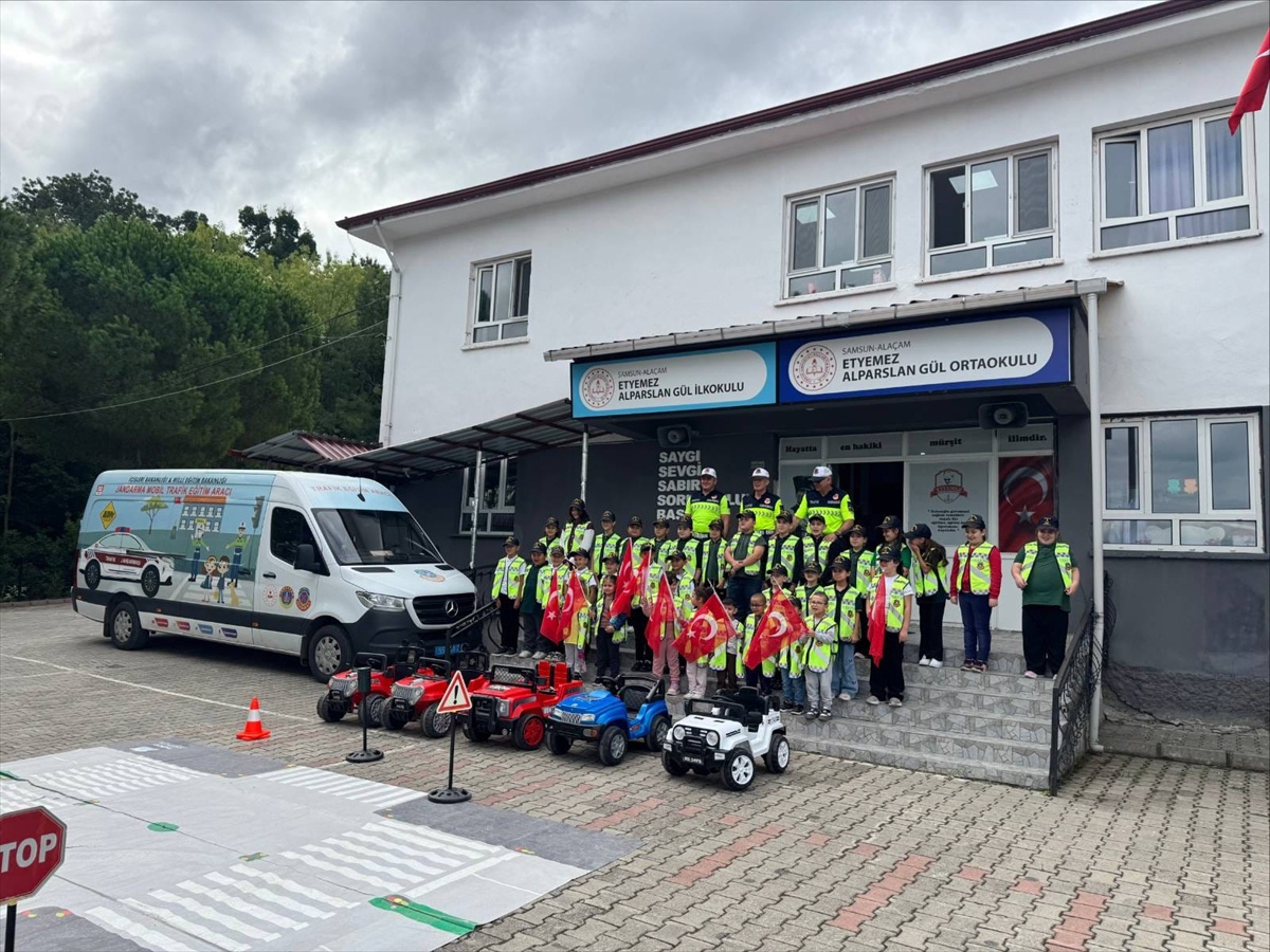 Samsun Alaçam\'da jandarma, mobil araçla öğrencilere trafik güvenliğini anlattı