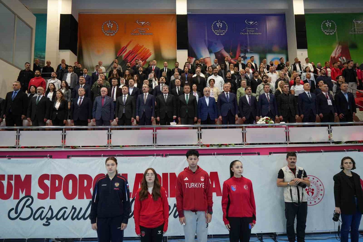 Samsun\'da 52 ülkeden 606 sporcunun katıldığı Flöre Dünya Kupası başladı