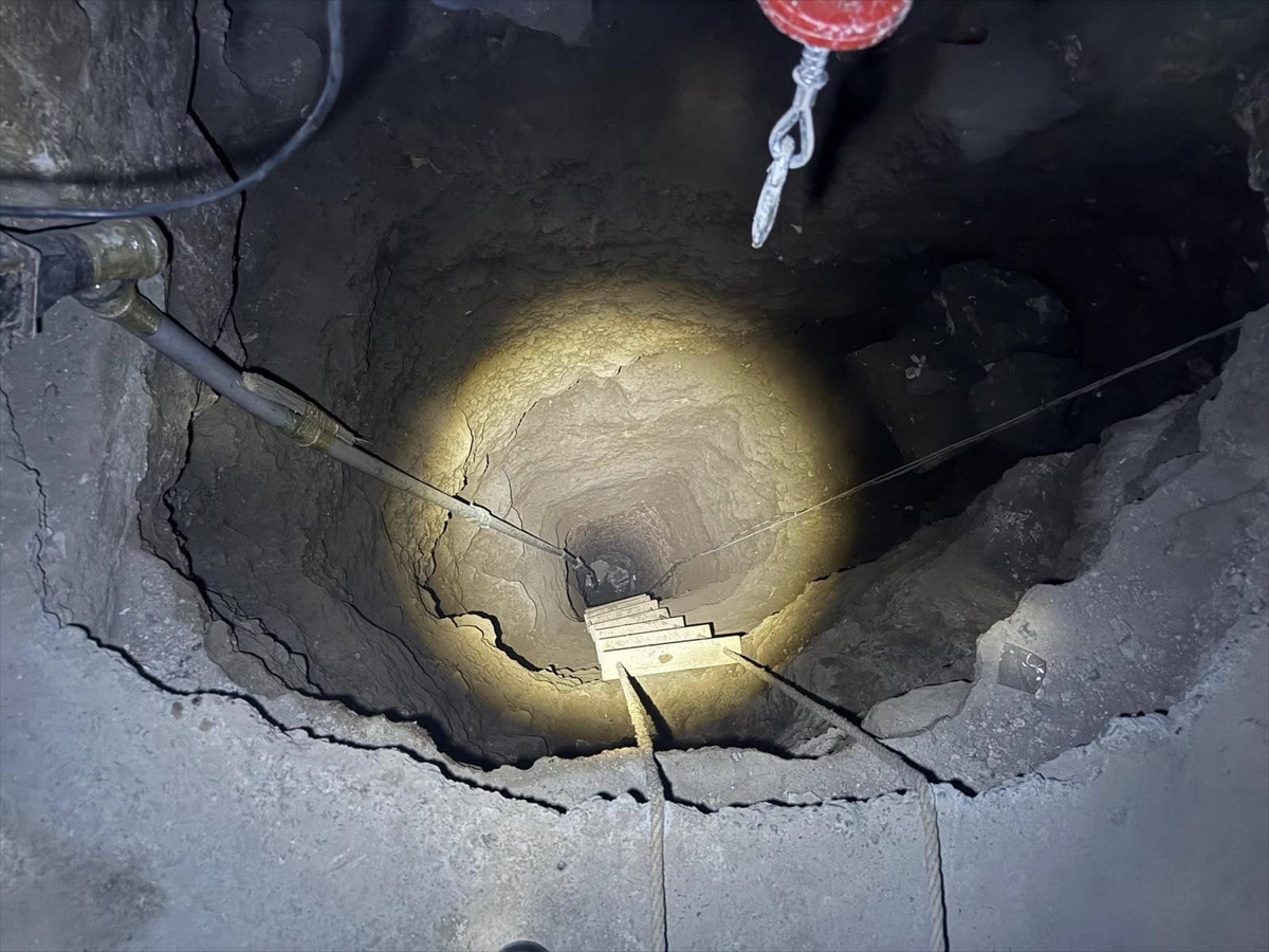 Şanlıurfa Eyyübiye\'de jandarma, evde 25 metre çukur kazan 2 şüpheliyi yakaladı