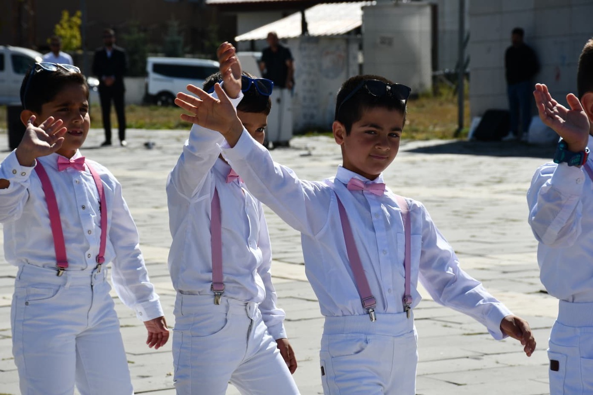 Sarıkamış\'ta İlköğretim Haftası Kafkas dansı ve şiirlerle kutlandı