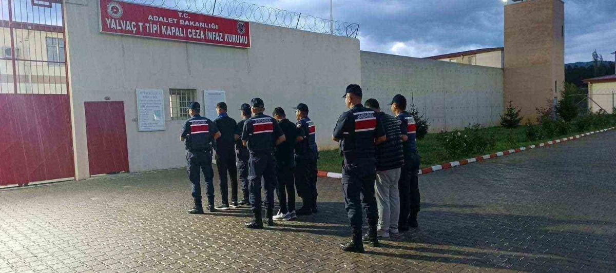 Şarkikaraağaç\'ta 3 şüpheli cezaevine teslim edildi, 620 kullanımlık kağıt bulundu