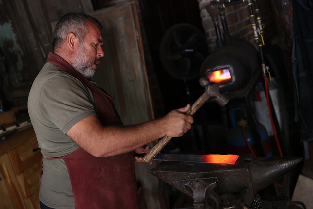 Konya Sille'de Selim Karabulut, 512 kata kadar dövülen Şam çeliğinden bıçak üretiyor