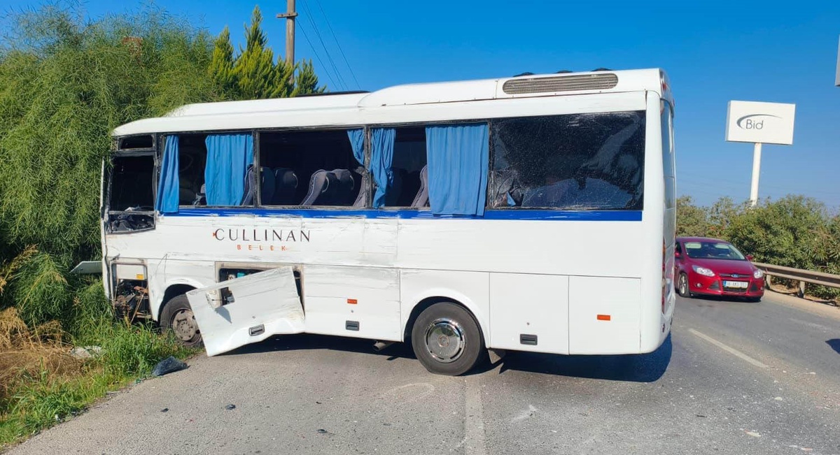 Antalya-Alanya D400\'de tur otobüsü ile minibüs çarpıştı, 6 kişi yaralandı, 1\'i ağır