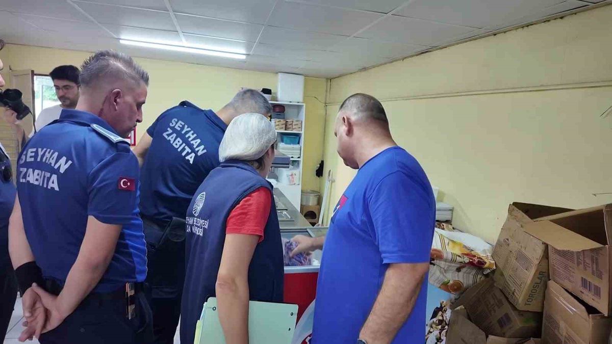 Seyhan\'da zabıta, okul kantinlerinde yasaklı gıdaları satıştan men etti