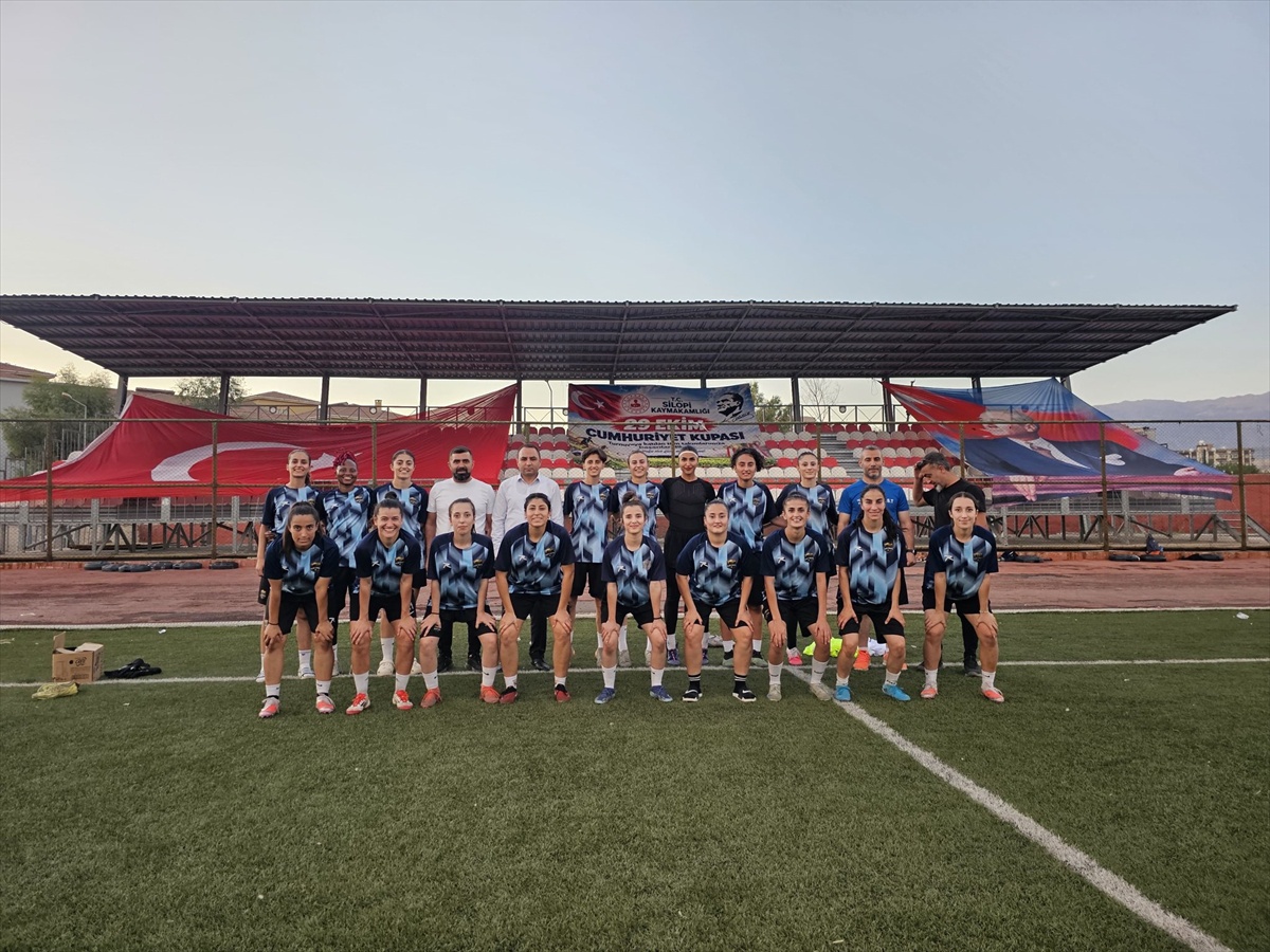 Silopi Kaymakamı Partal, Şırnak Kadın Spor Futbol Kulübü\'nü ziyaret etti