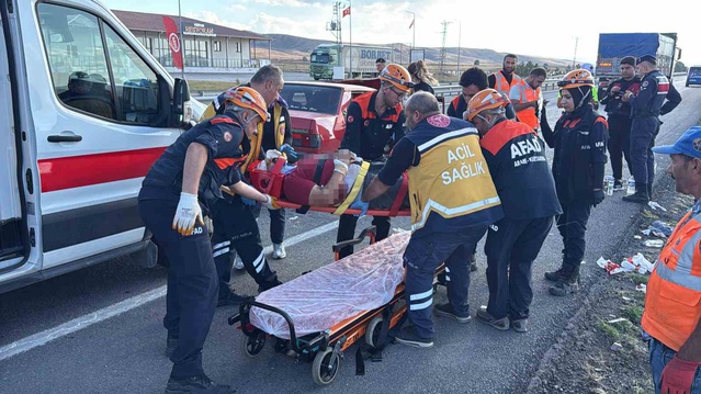 Sivas-Kayseri karayolu Keçili'de tıra arkadan çarpan otomobilde 6 kişi yaralandı