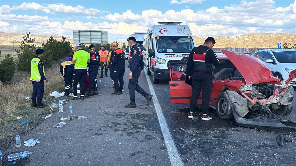 Sivas-Kayseri yolunda tıra arkadan çarpan otomobildeki 6 kişi yaralandı