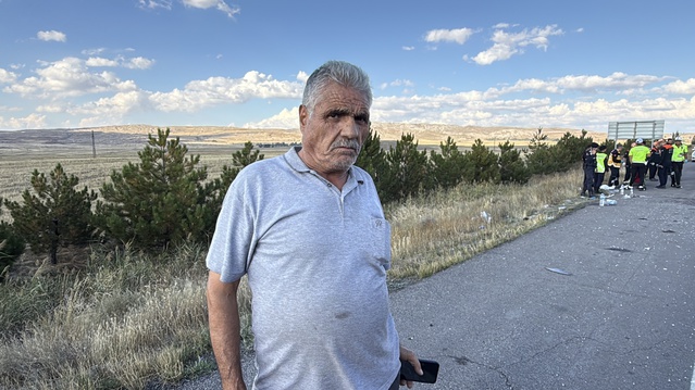 Sivas-Kayseri kara yolunda otomobil TIR'a arkadan çarptı, 2'si çocuk 6 kişi yaralandı