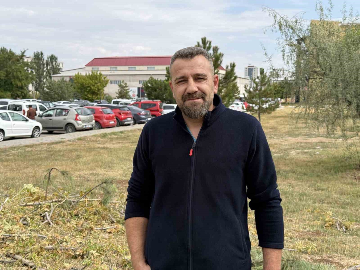 Sivas\'ta çay içerken yavru yılanı yakalayan vatandaş, onu sevip doğaya bıraktı
