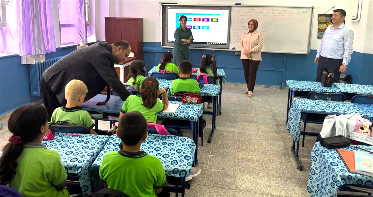 Taşova İlçe Milli Eğitim Müdürü Mustafa Tümer, köy ilkokullarında öğrencilerle buluştu