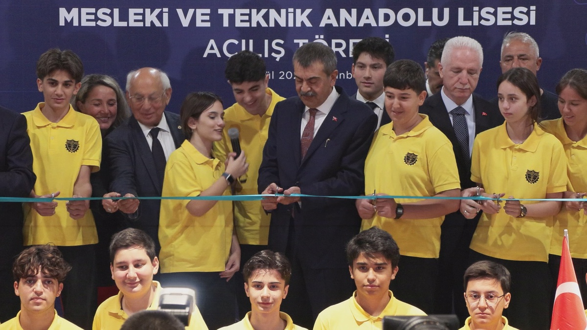 Bakan Tekin\'e göre ortaokulu bitiren 100 öğrencinin 45\'i meslek lisesine gitti
