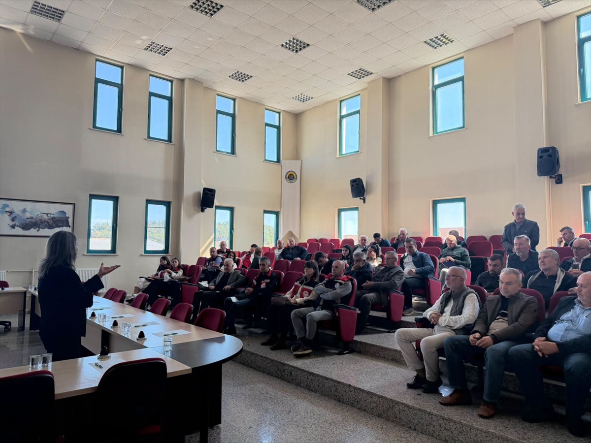 Tekirdağ Malkara\'da üreticilere sarı cücelik, 15 Kasım sonrası ekim uyarısı anlatıldı