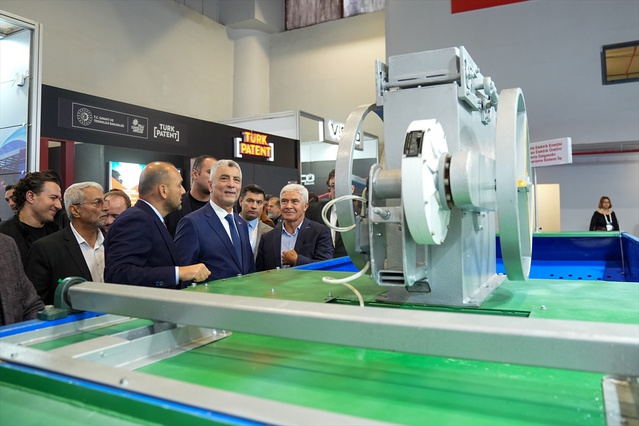 Ticaret Bakanı Bolat, 369 firmanın yer aldığı MÜSİAD EXPO 2026'da traktörü inceledi