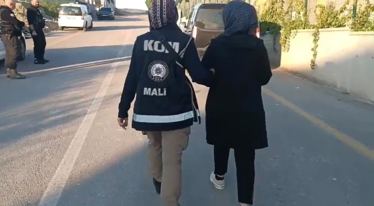 TOKİ arsası dolandırıcılığında 17 kişiyi 90 milyon TL dolandıran 8 şüpheli yakalandı