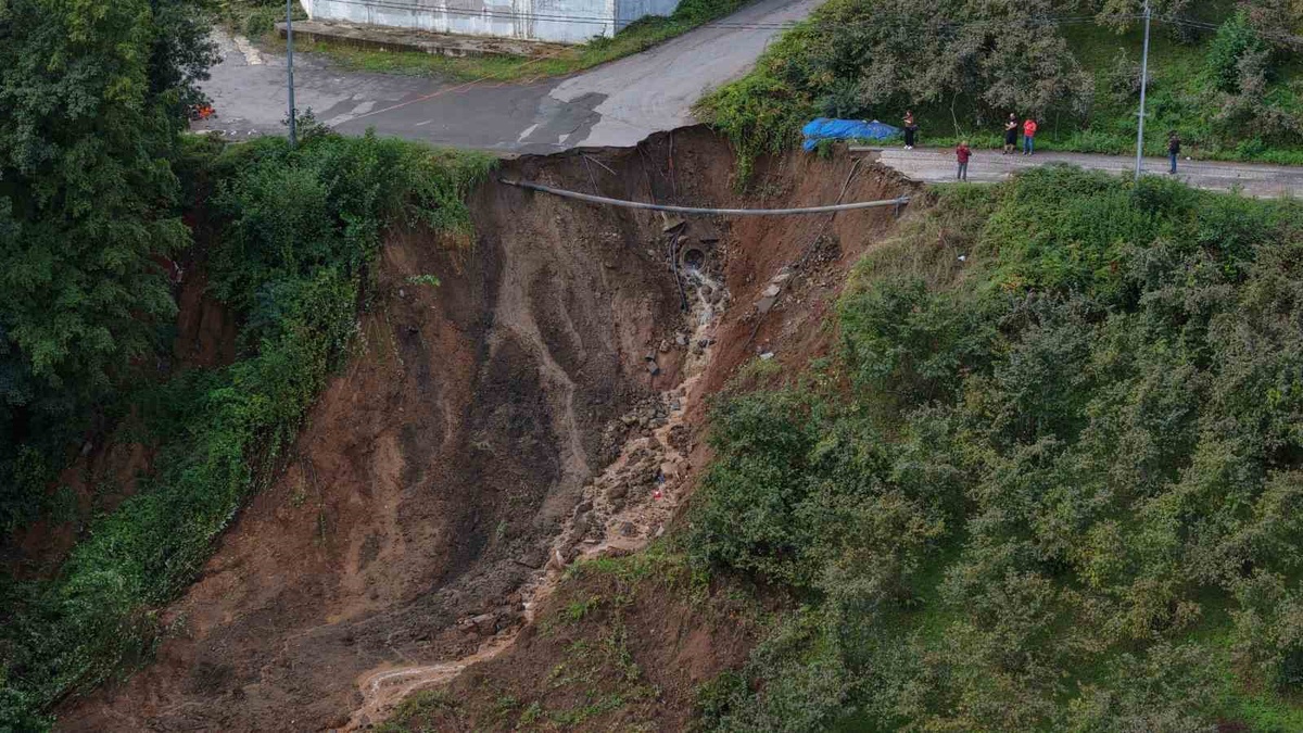 Trabzon Ortahisar\'da heyelan aracı dereye sürükledi, araçtaki 2 kişi yaralandı