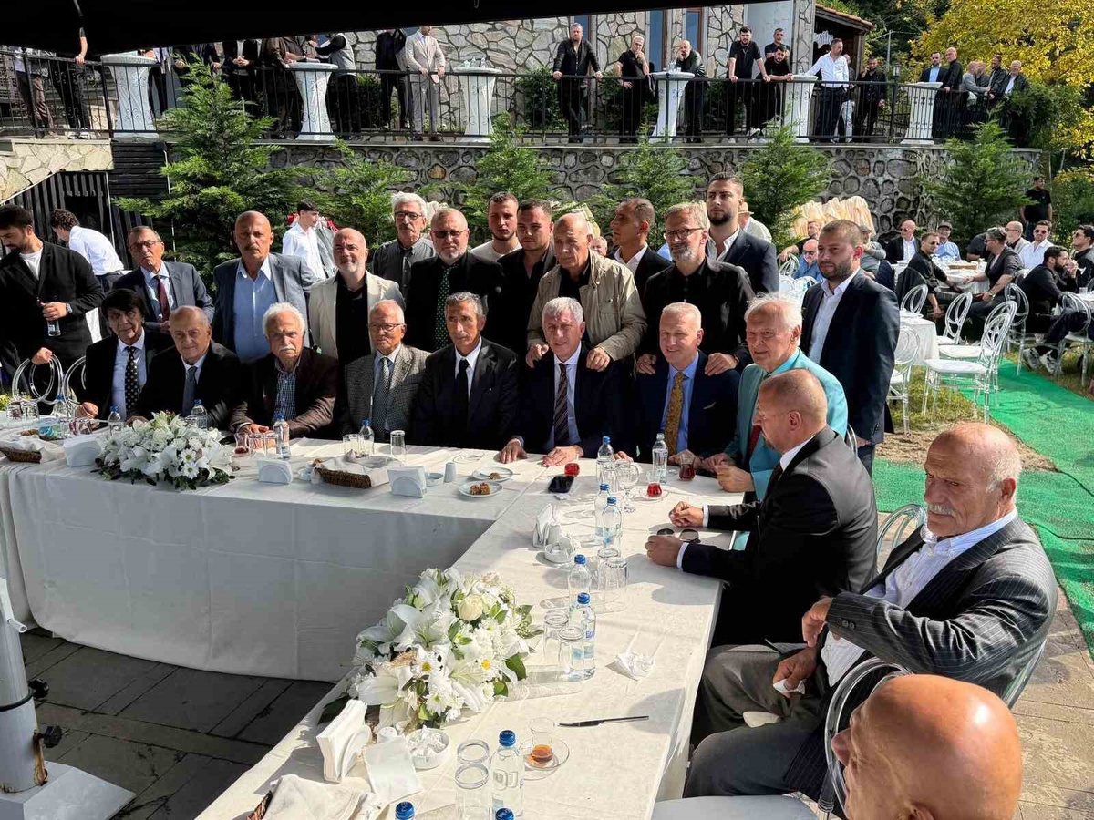 Trabzon Sürmene\'de Saral ailesi yaklaşık 3 bin kişiyle yemekte buluştu