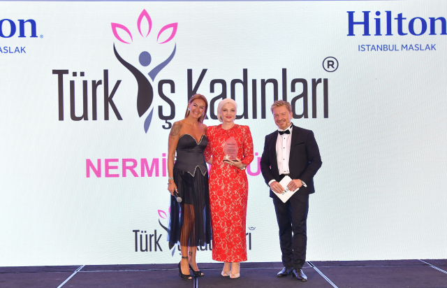 Türk İş Kadınları Plaket Töreni'nde ödüller sahiplerini buldu: Haberler.com Genel Yayın Yönetmeni Av. Bedia Teymur'a plaket