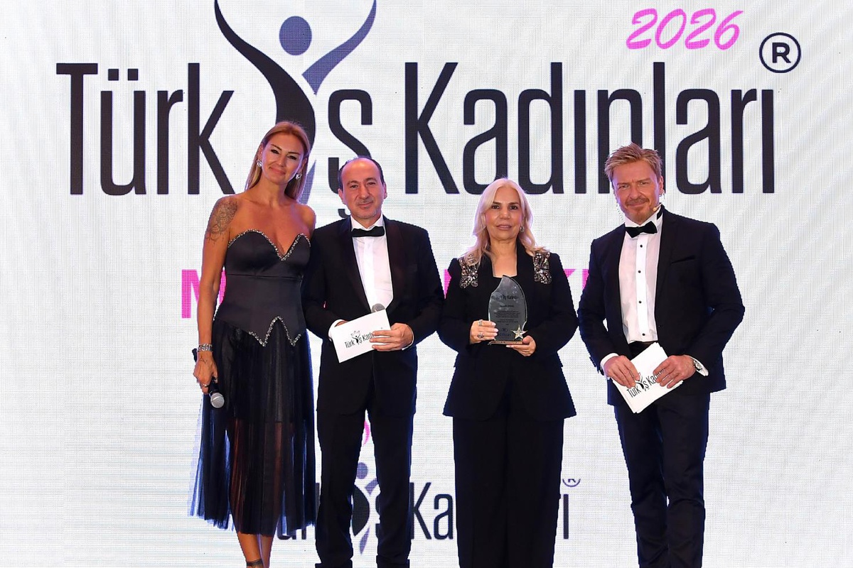 Türk İş Kadınları Plaket Töreni\'nde ödüller sahiplerini buldu: Haberler.com Genel Yayın Yönetmeni Av. Bedia Teymur\'a plaket