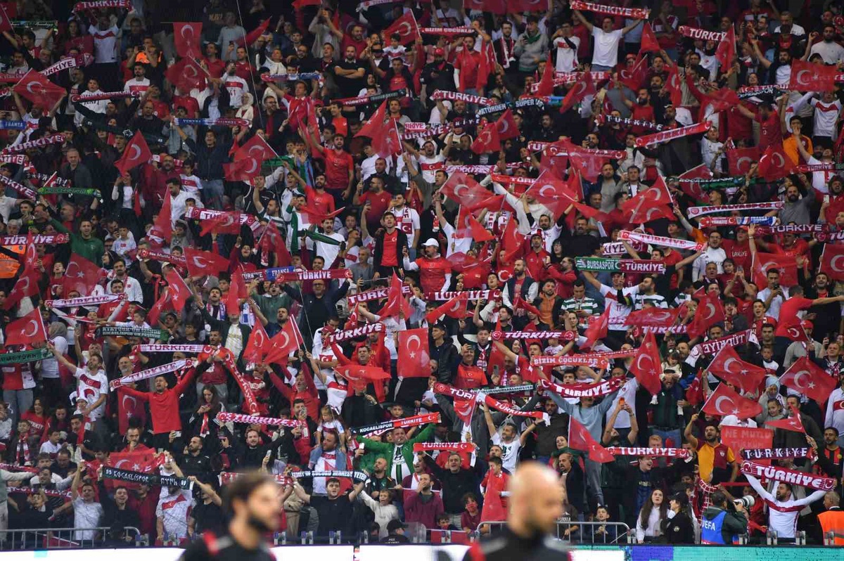 A Milli Futbol Takımı-Fransa maçında ilk 15 dakika Kocaeli'de golsüz geçildi.