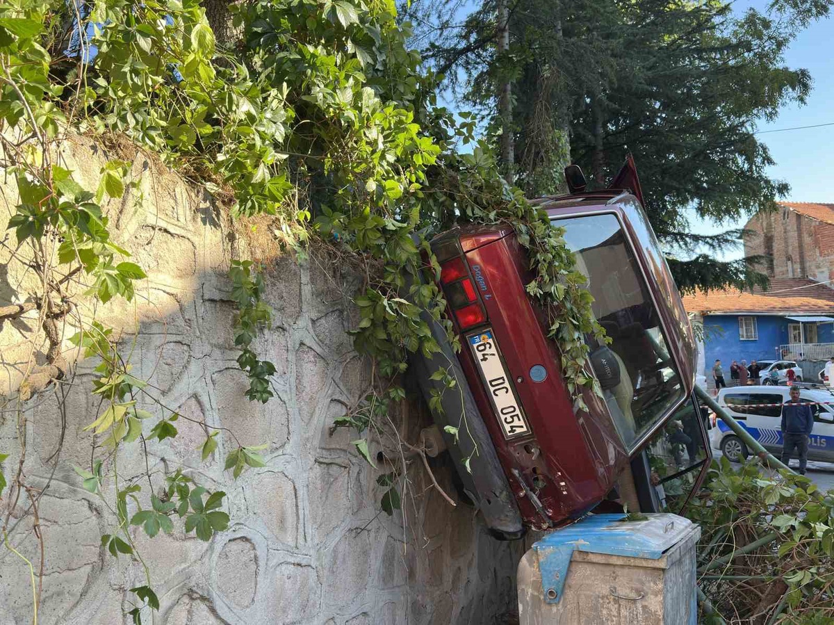 Uşak\'ta kontrolden çıkan otomobil korkuluklarda asılı kaldı, sürücü yaralandı
