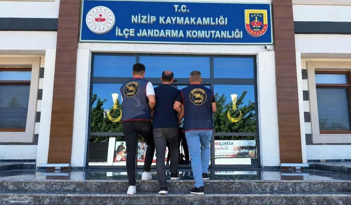 JASAT, Gaziantep Nizip\'te uyuşturucudan 12 yıl 2 ay hapis cezasıyla aranan şahsı yakaladı