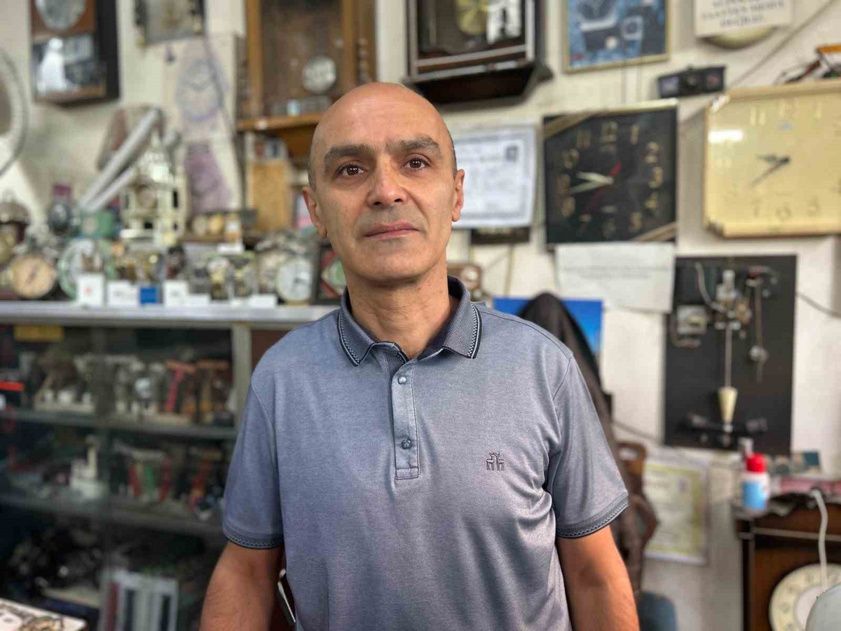 Van\'da saatçi İnsel, dijital saatler bozulunca atılıyor, tamiri mümkün değil diyor
