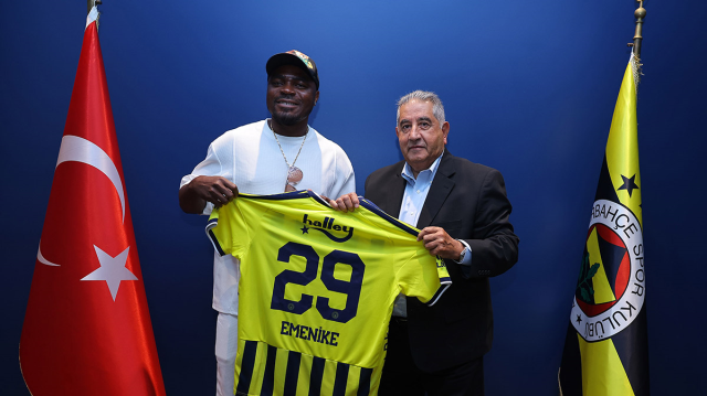 Yıldız golcü yıllar sonra İstanbul'da ! Kahvehanede oturup kivi içti