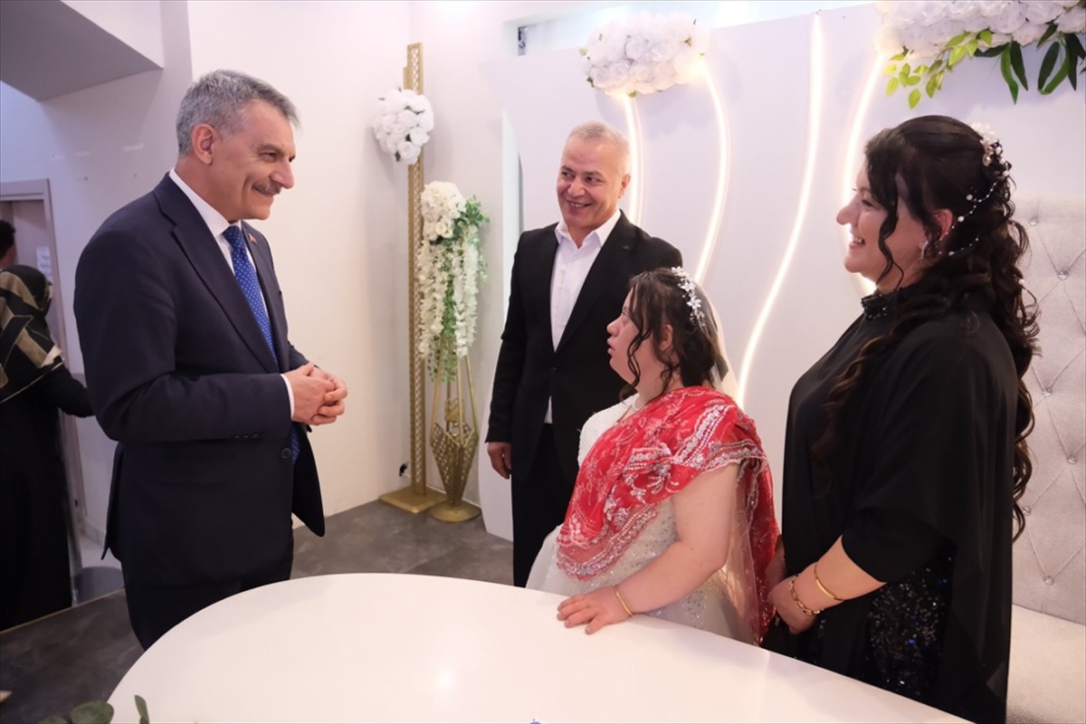 Down sendromlu Yağmur Babayiğit, Yozgat\'ta temsili düğünde babasıyla dans etti
