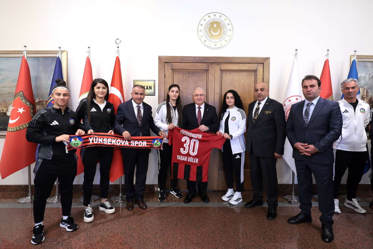 Milli Savunma Bakanı Güler, Yüksekova Spor Kadın Futbol Takımı ile MSB\'de buluştu