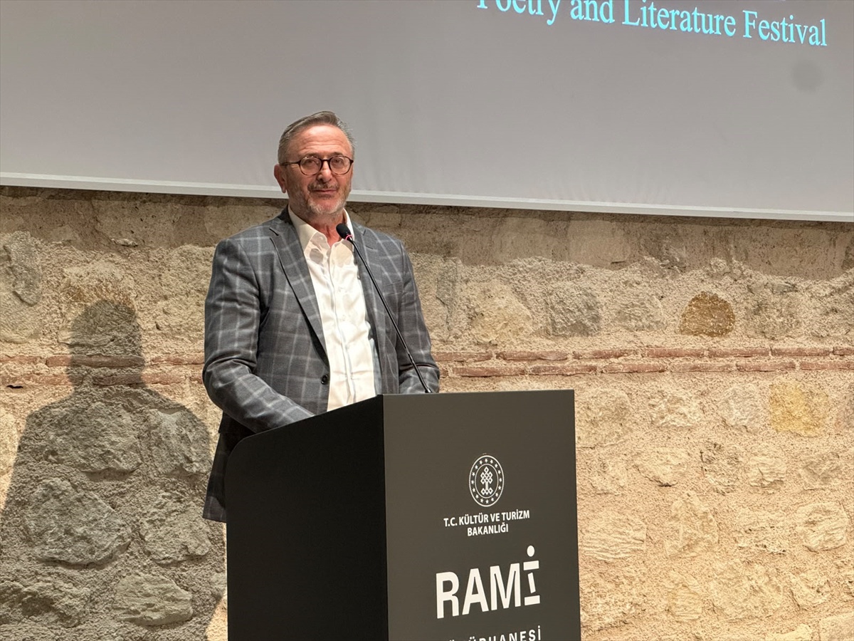 Şiir ve Edebiyat Festivali Rami Kütüphanesi\'nde açıldı, onur ödülü Ayvazoğlu\'na verildi