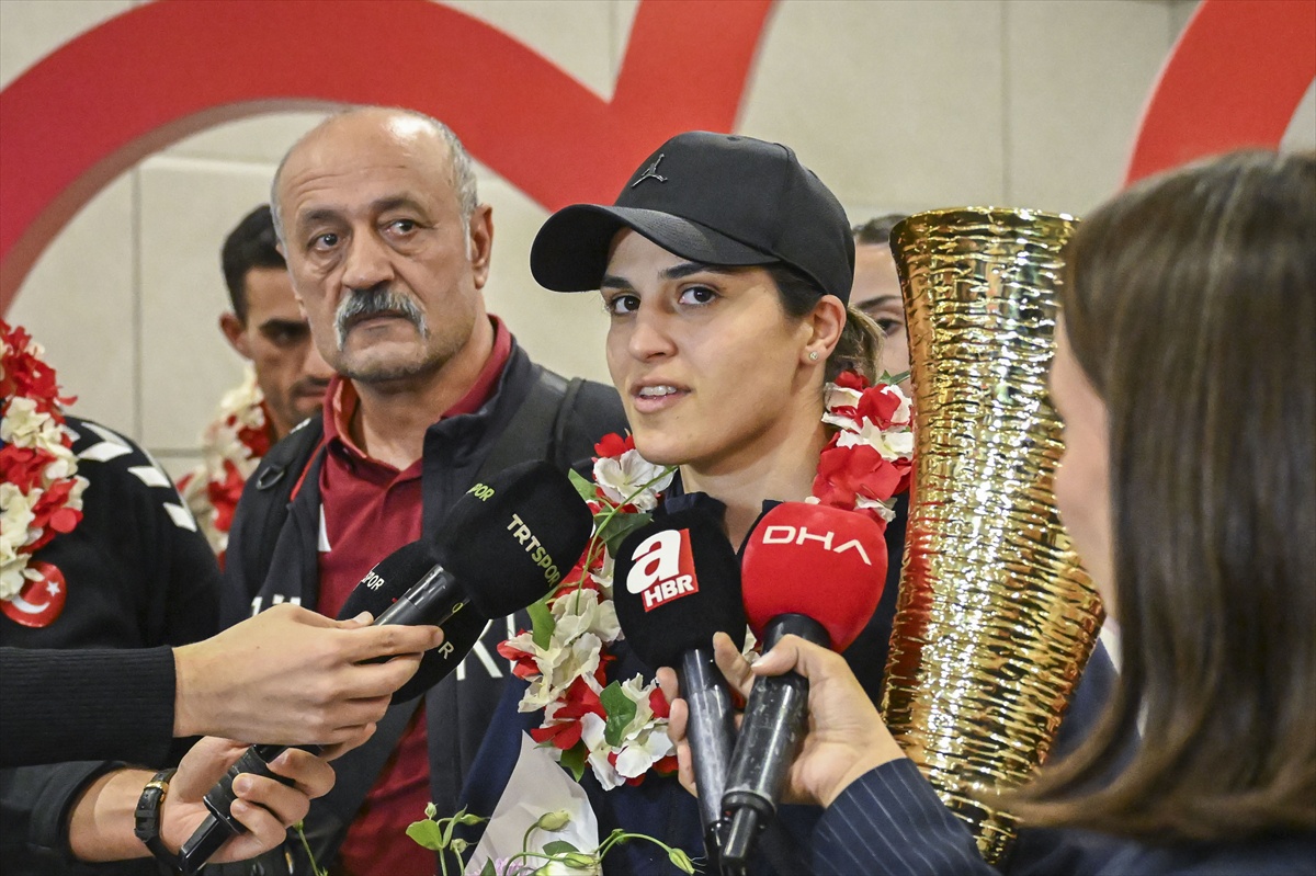 2026 Avrupa Boks Şampiyonası\'nda 10 madalya kazanan milli boksörler yurda döndü